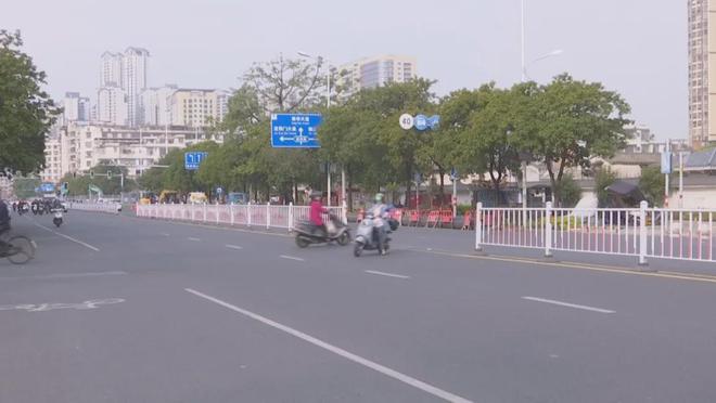 猖狂！揭阳市区竟有人敢在这里拆掉护栏车辆肆意横穿(图2)