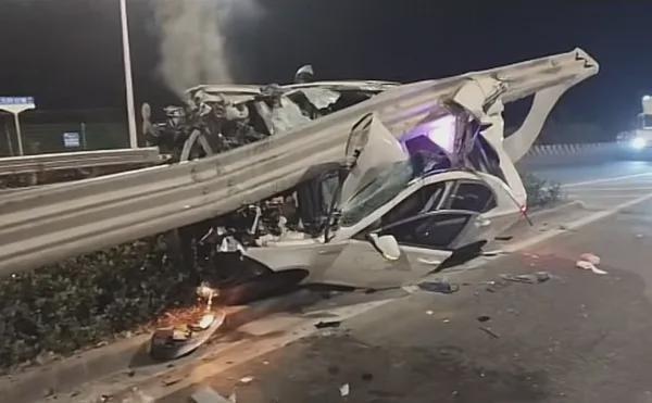 事发上海！轿车猛烈撞击“骑”上隔离栏车顶被撕开裂口整车严重受损(图2)