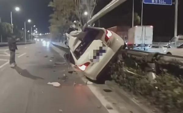 事发上海！轿车猛烈撞击“骑”上隔离栏车顶被撕开裂口整车严重受损