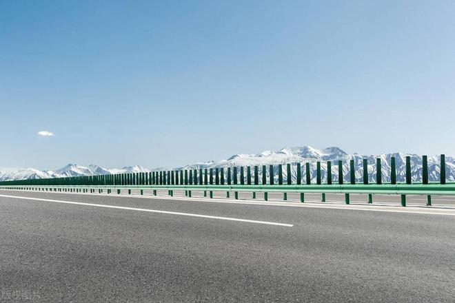 波形护栏：道路安全的坚实守护者