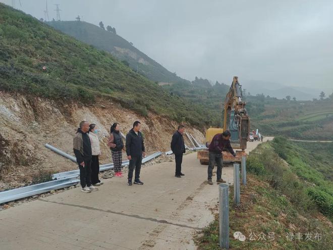 禄丰这条进村陡峭公路装了新防护栏啦