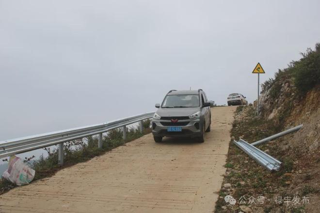 禄丰这条进村陡峭公路装了新防护栏啦(图2)