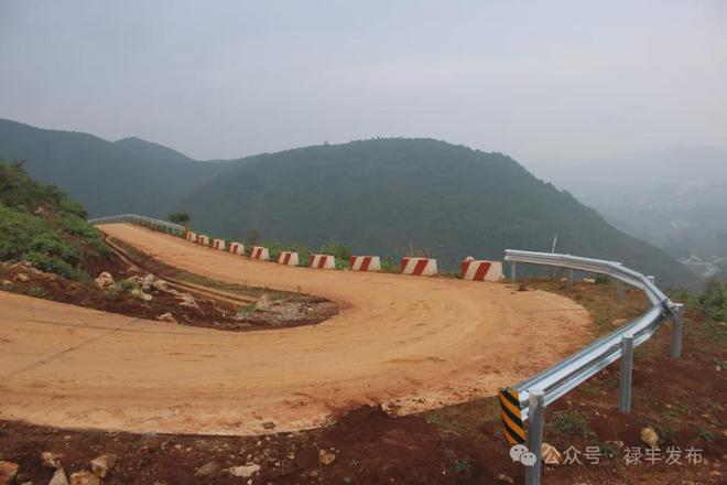 禄丰这条进村陡峭公路装了新防护栏啦(图3)