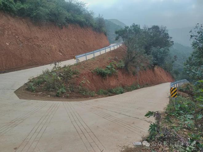 禄丰这条进村陡峭公路装了新防护栏啦(图4)