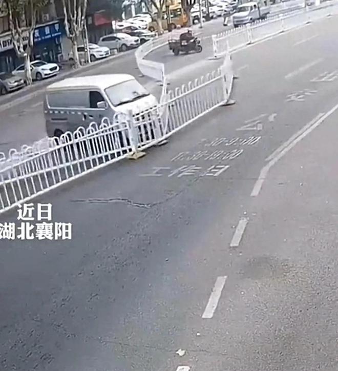 这下赔大大了！新手司机横跨4车道网友：这个可是3000元一米！