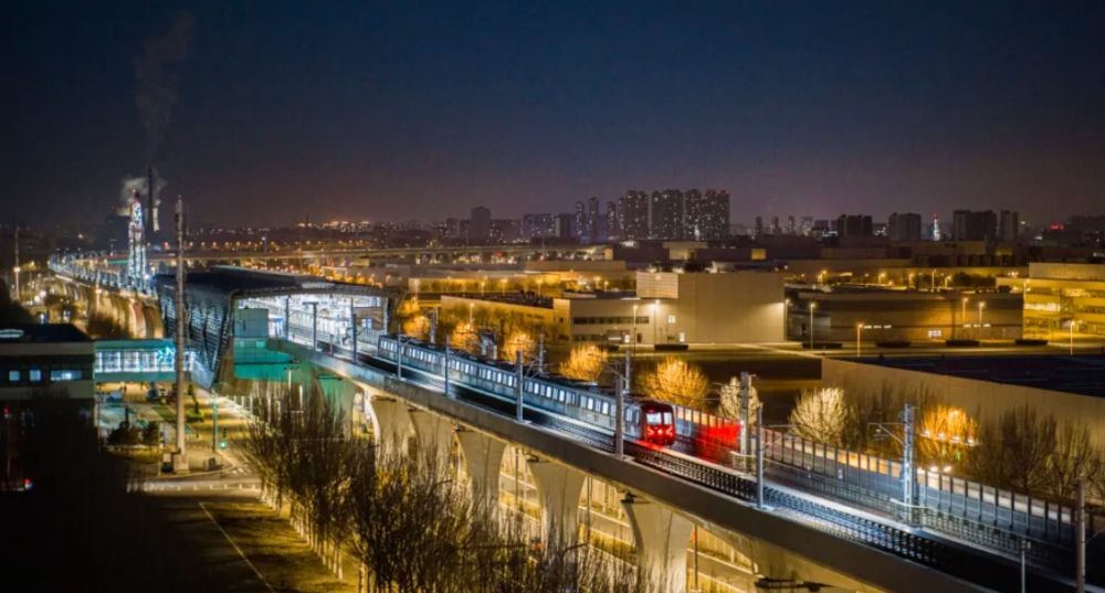 沈阳一条地铁线跃动新年新景