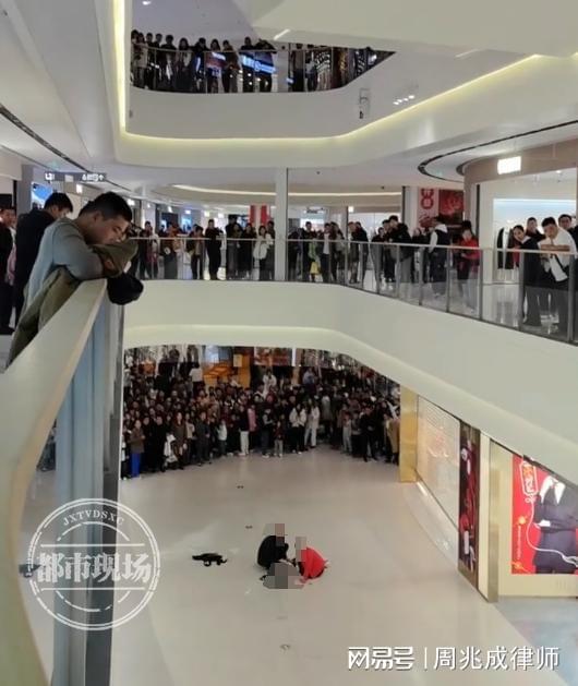 一女孩商场坠楼死亡：商场需要赔全部吗？(图2)