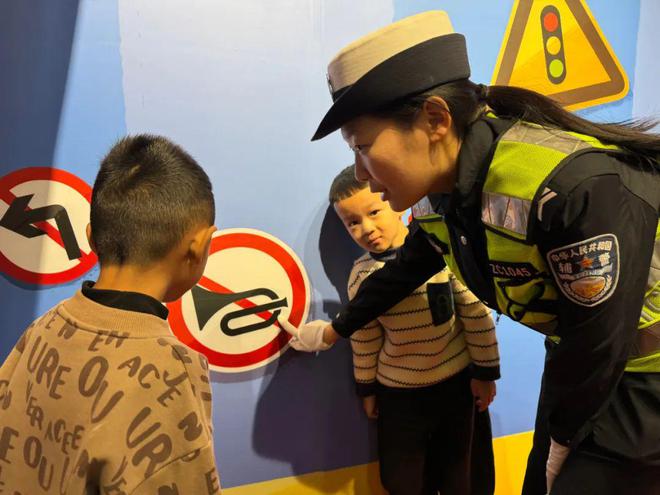 【一线传真】“萌娃”进警营沉浸式体验交通安全课