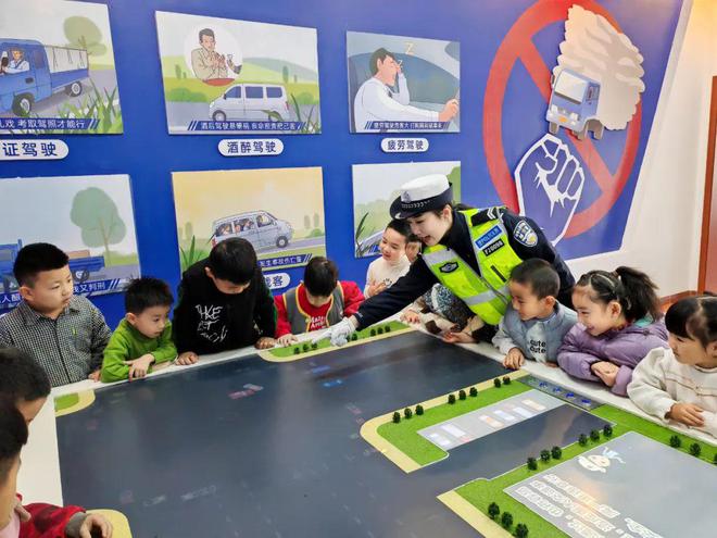 【一线传真】“萌娃”进警营沉浸式体验交通安全课(图2)