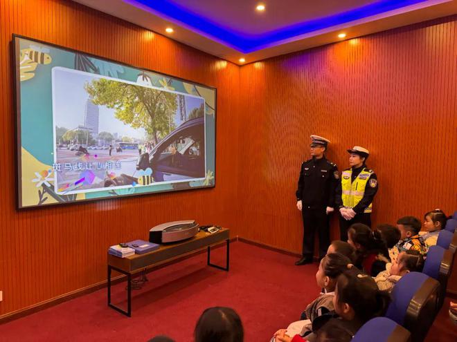 【一线传真】“萌娃”进警营沉浸式体验交通安全课(图3)