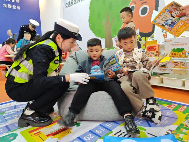 【一线传真】“萌娃”进警营沉浸式体验交通安全课(图4)
