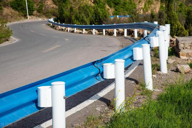 为何高速公路波形护栏偏爱防盗螺栓？揭秘其背后安全科技！(图2)