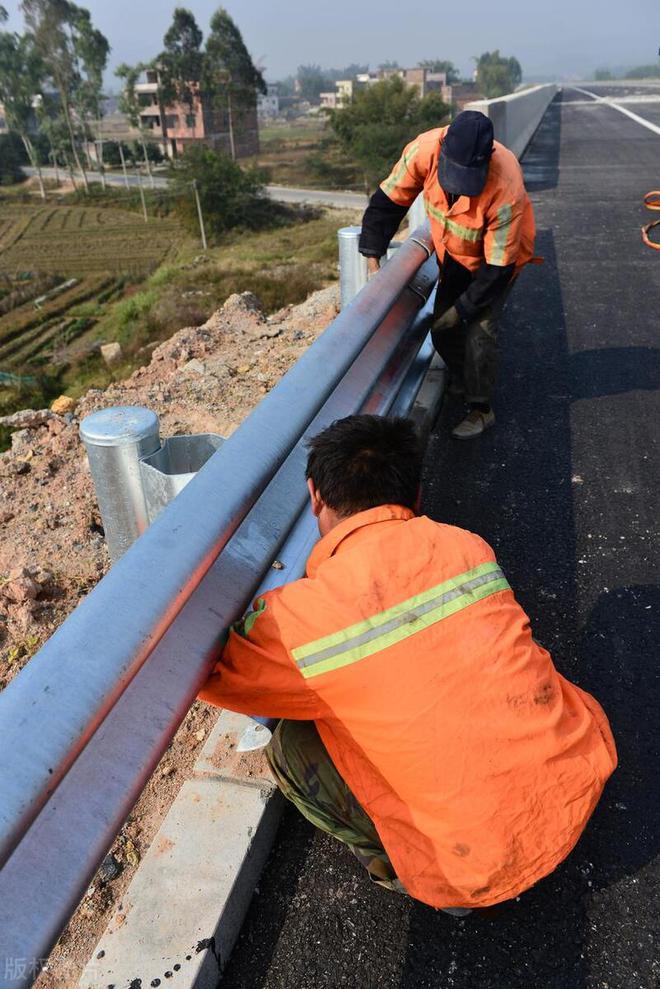 为何高速公路波形护栏偏爱防盗螺栓？揭秘其背后安全科技！(图7)