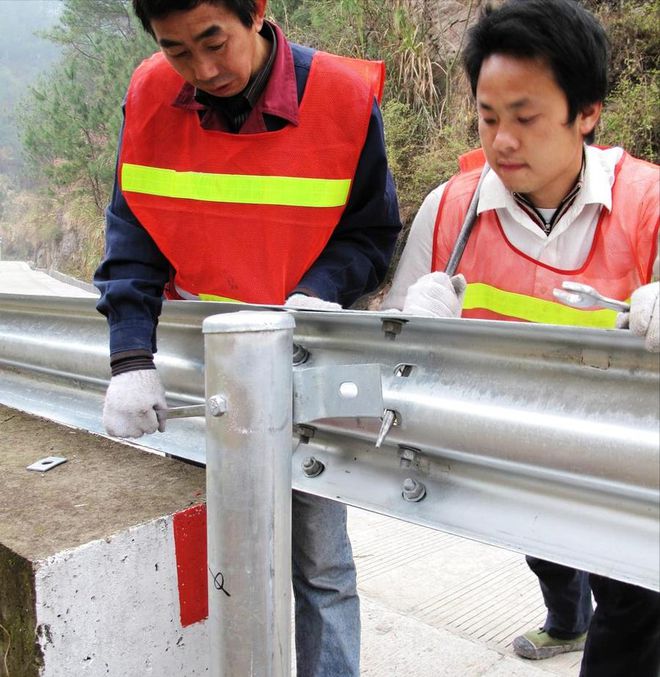 为何高速公路波形护栏偏爱防盗螺栓？揭秘其背后安全科技！(图5)