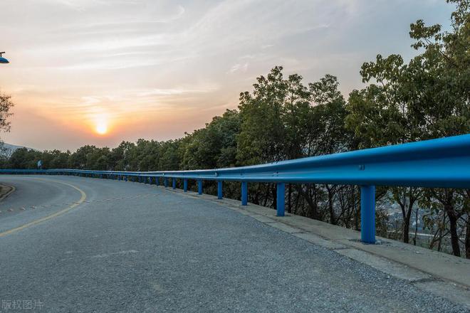 为何高速公路波形护栏偏爱防盗螺栓？揭秘其背后安全科技！(图6)