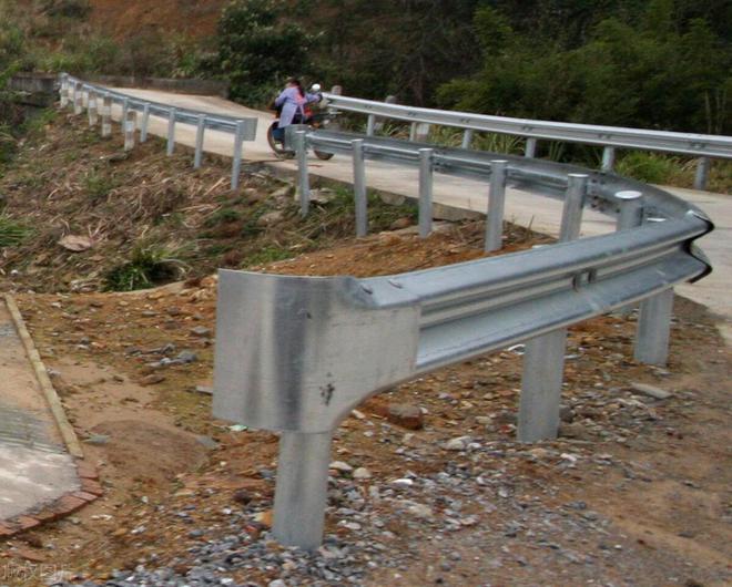 波形护栏生产厂家波形护栏板价格公路(图3)