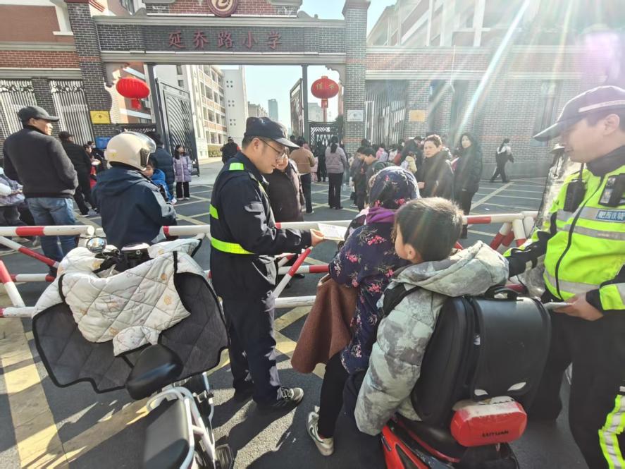 肥西县城管局：搭建开学季“守护矩阵”肥西城管展现多维担当(图3)