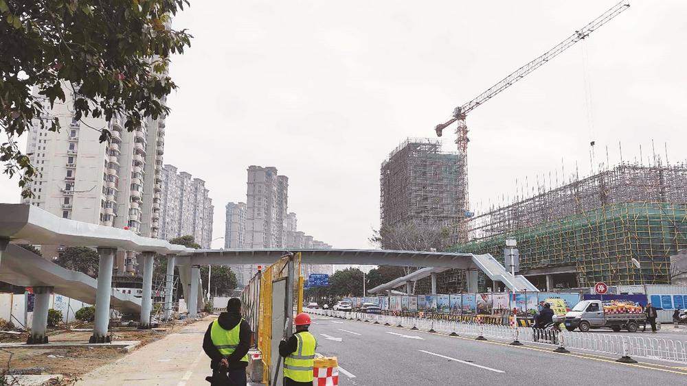 石狮：宝岛路一中北门天桥梯坡道连夜吊装到位