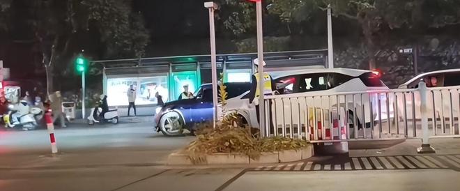 过于任性！小车高速上违停接人致后方多车追尾司机却扬长而去(图14)
