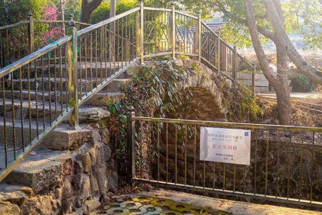 新安里的洞桥很小由石块堆叠而成已在百义溪上游横跨了数百年(图2)