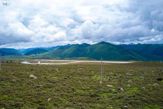 世界第三高的机场位于折多山海拔4280米护栏外就是观景台(图8)