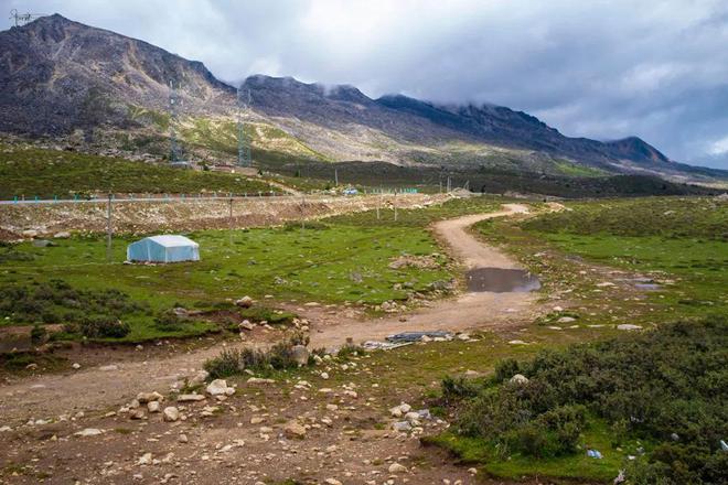世界第三高的机场位于折多山海拔4280米护栏外就是观景台(图14)