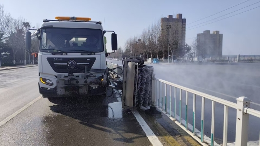 【美德信用】济南市莱芜区口镇街道：清洗交通护栏添彩城市美景