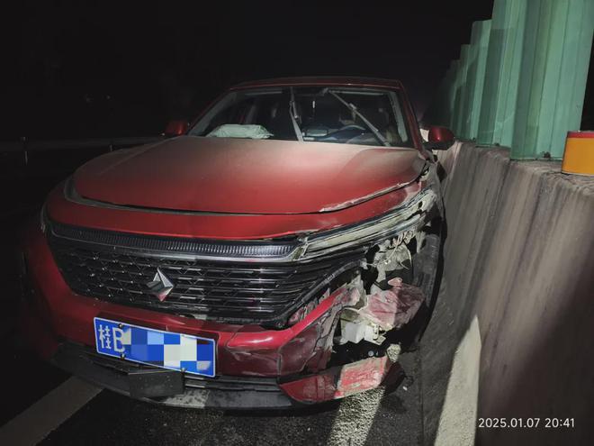 “我就晃了一下神”没想到就和护栏“亲密接触”了