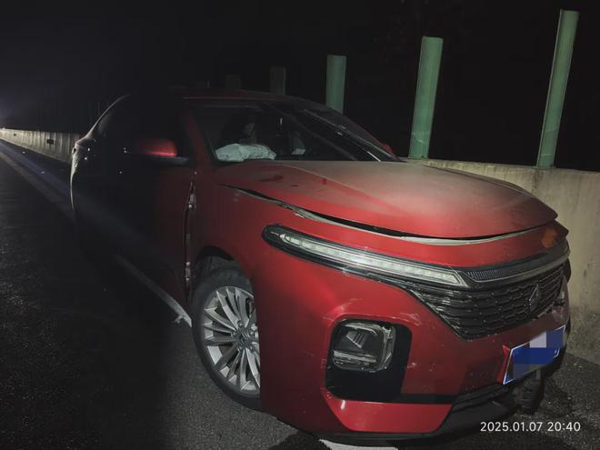 “我就晃了一下神”没想到就和护栏“亲密接触”了(图2)
