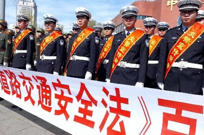 一年违规罚款将近2000亿而交警的工资由国家发放那钱都去哪了