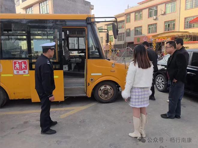 开学首日南康交警开展“护学”行动给孩子们上好交通安全第一课！