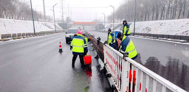 城管局环卫服务中心：趁暖“净”行刷新道路护栏“新颜值”