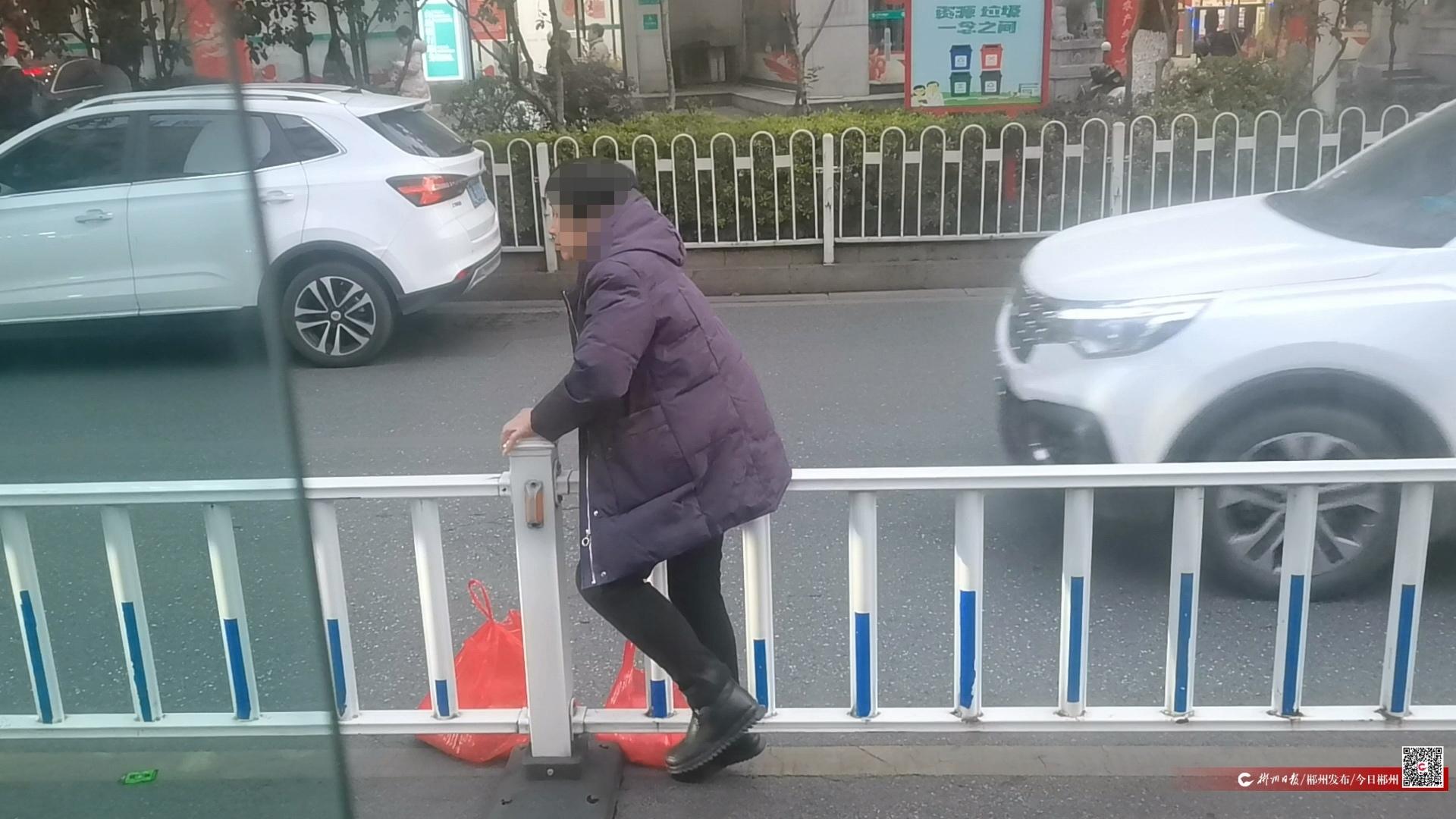 不文明行为随手拍横穿马路危害大莫拿生命当儿戏！