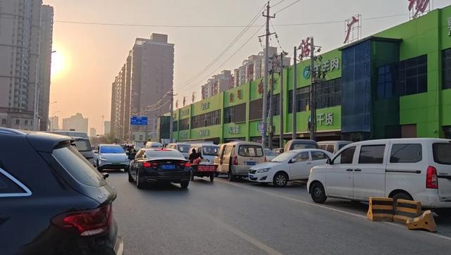 水泥墩防违停车辆频撞保险杠郑州这条路“硬隔离”引争议(图2)