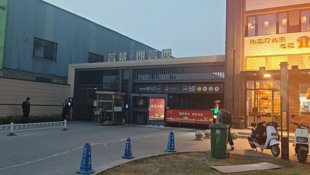 水泥墩防违停车辆频撞保险杠郑州这条路“硬隔离”引争议
