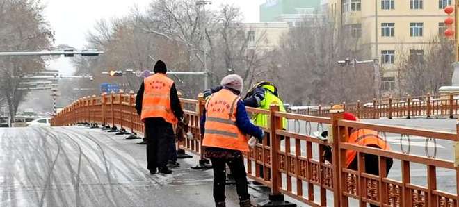 城管局环卫服务中心擦拭道路隔离护栏干净整洁迎新春