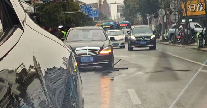 荆州一奔驰车撞坏路中护栏要赔多少钱？(图3)