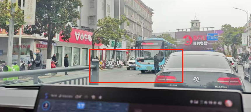荆州一奔驰车撞坏路中护栏要赔多少钱？
