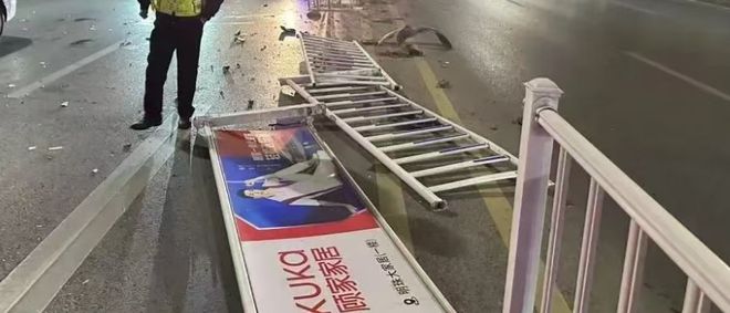 荆州一奔驰车撞坏路中护栏要赔多少钱？(图4)