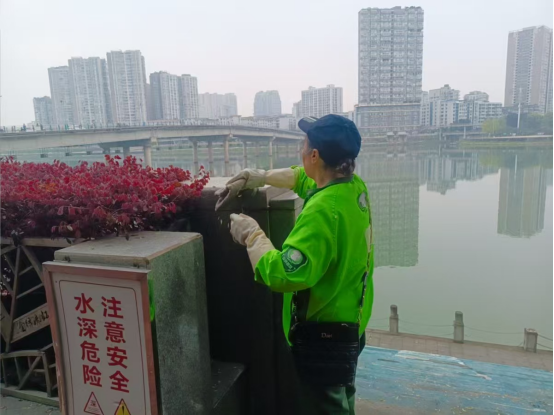 简阳集中对“一江两岸”交通护栏、隔离栏等设施进行全面清洁(图1)