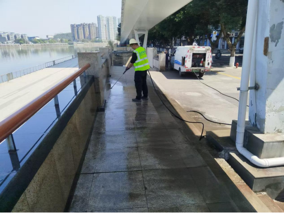 简阳集中对“一江两岸”交通护栏、隔离栏等设施进行全面清洁(图2)
