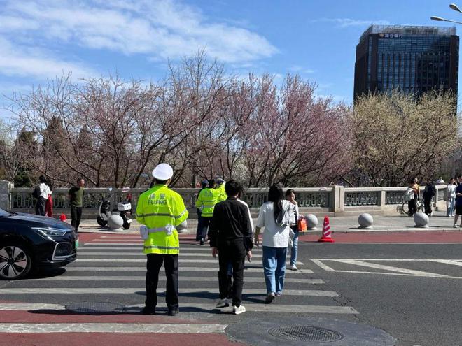 危险危险！这些人爬上北京一落差数米的护栏只为……(图5)