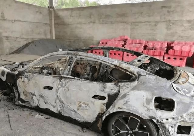 SU7高速事故起火致3人遇难车主：女友遭遇不幸目前暂未收到小米回复(图2)