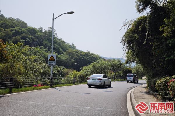 文曾路花溪段交安设施完工生态公路交通安全“再上一把锁”