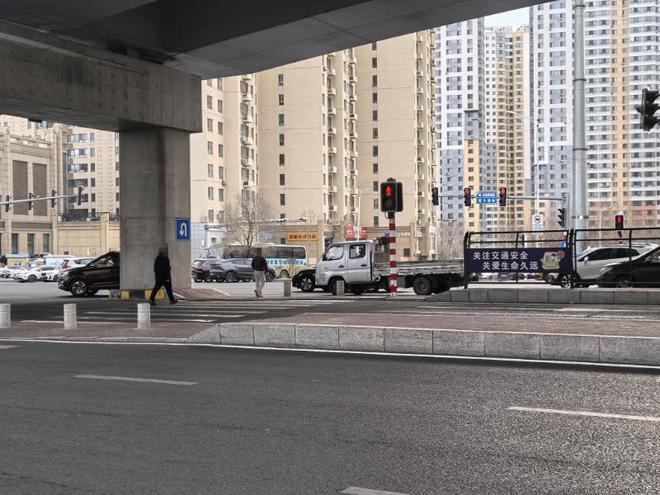 冰城治理行人过街违法行为涉及穿行机动车道、翻越隔离护栏