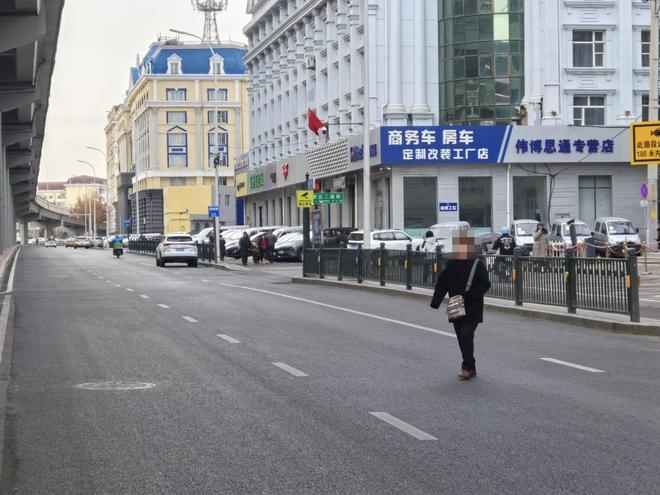 冰城治理行人过街违法行为涉及穿行机动车道、翻越隔离护栏(图6)