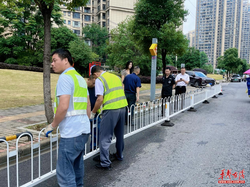 天鹅塘社区联合望城交警大队：增设护栏畅通居民出行(图2)