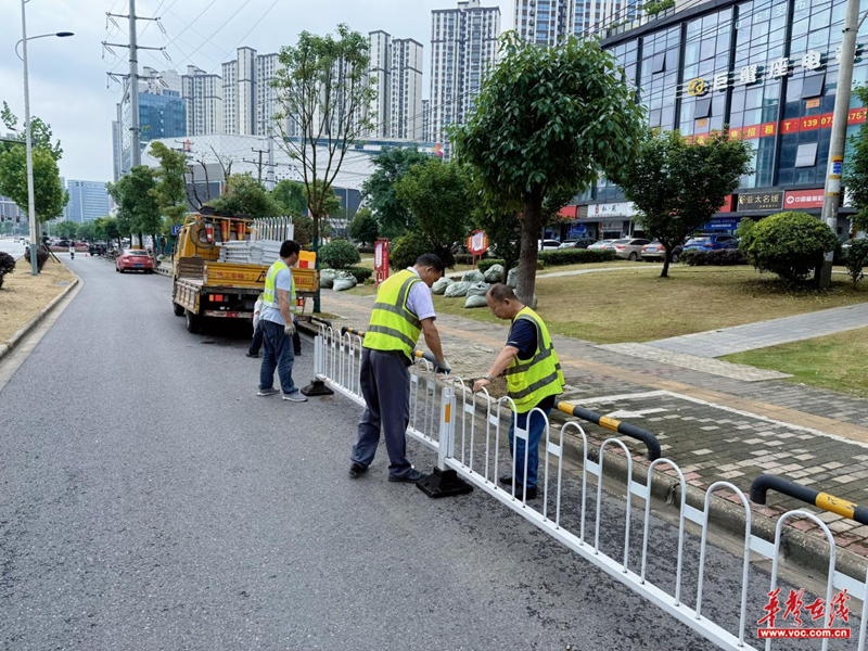 天鹅塘社区联合望城交警大队：增设护栏畅通居民出行