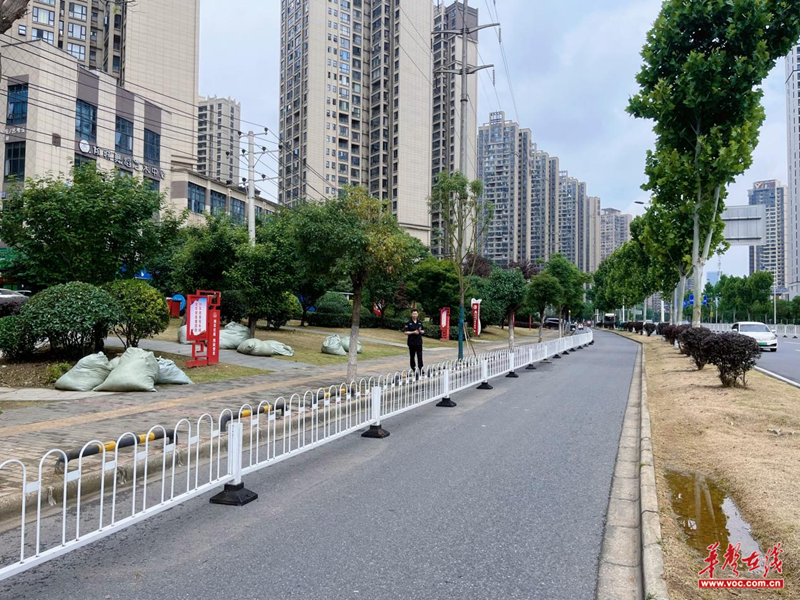 天鹅塘社区联合望城交警大队：增设护栏畅通居民出行(图3)
