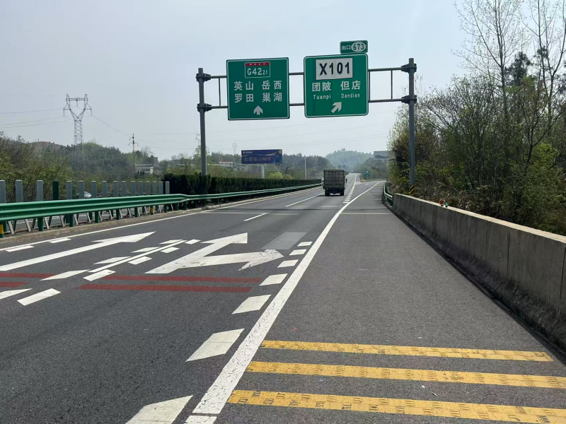 办实事丨群众建议提升匝道安全性回复：已增设振动标线和测速牌(图2)